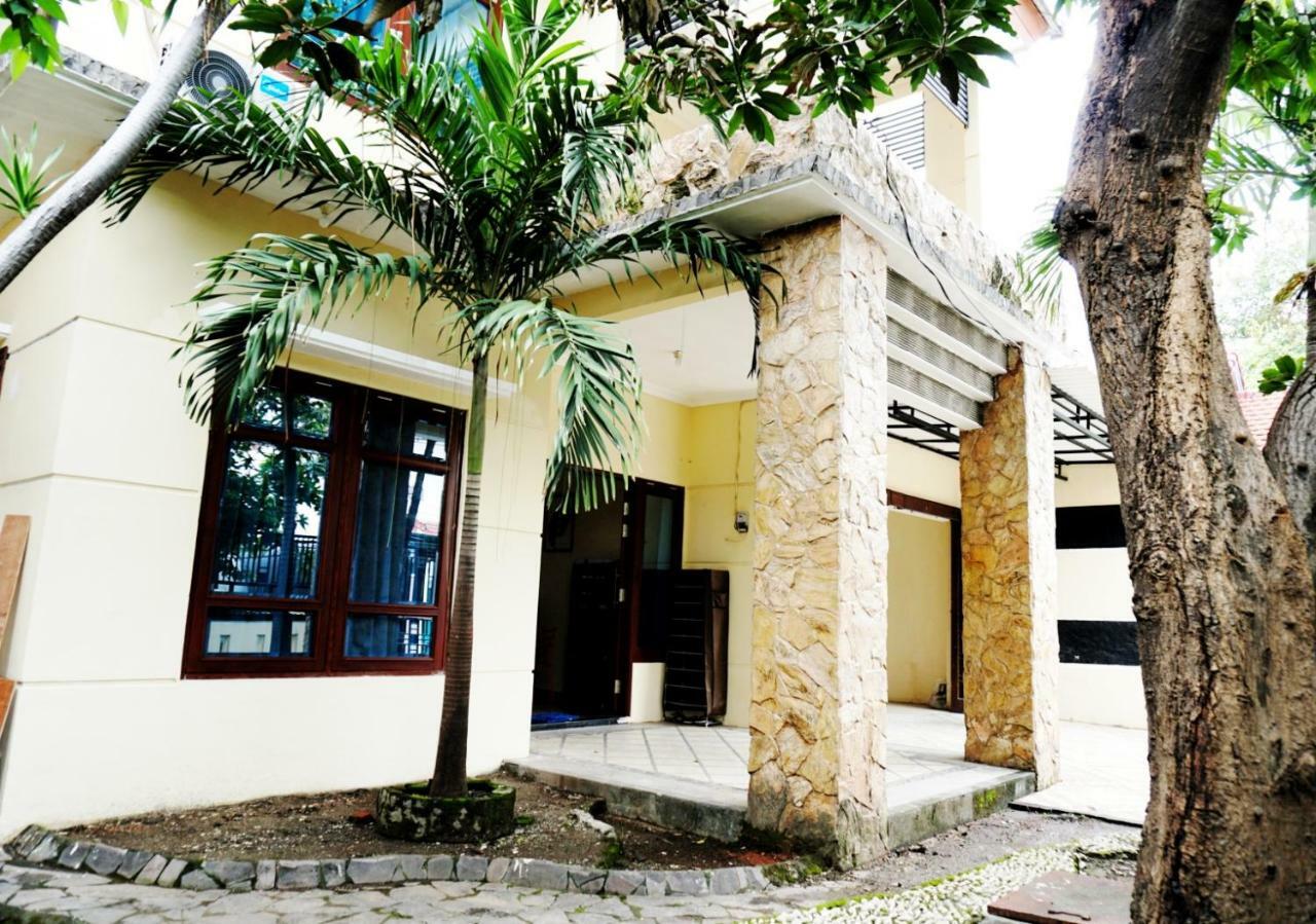Green Surabaya Homey Esterno foto